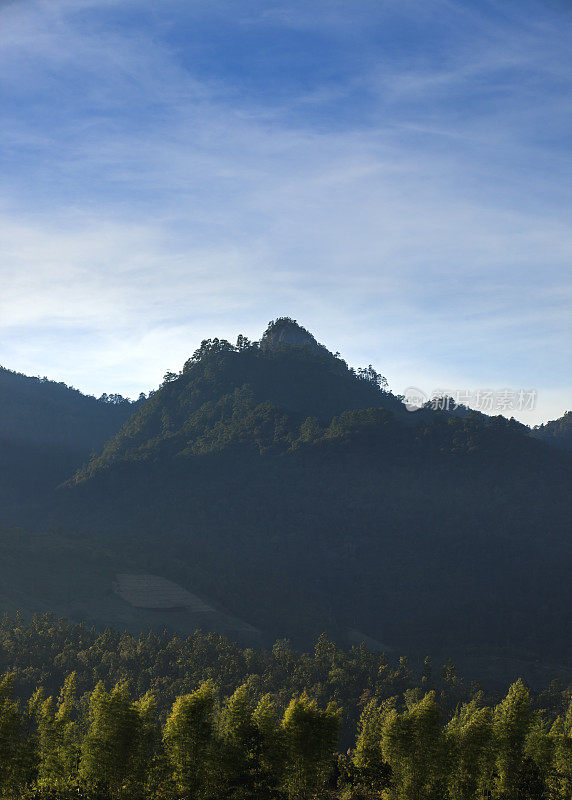 美丽的早晨日出的风景山在Pai, Mae Hong Son，泰国。